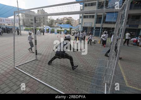 Jabalya, territori palestinesi. 9 luglio 2023. I bambini palestinesi partecipano a un programma di attività estive di quattro settimane organizzato dall'Agenzia delle Nazioni Unite per il soccorso e l'occupazione dei rifugiati palestinesi (UNRWA) in 83 scuole. Credito: Mohammed Talatene/dpa/Alamy Live News Foto Stock