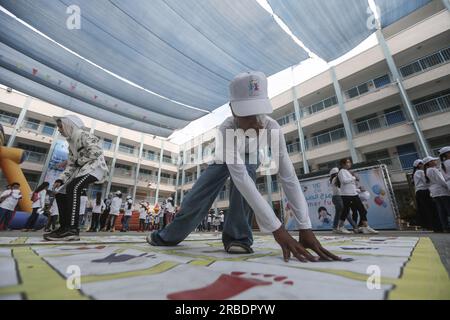 Jabalya, territori palestinesi. 9 luglio 2023. I bambini palestinesi partecipano a un programma di attività estive di quattro settimane organizzato dall'Agenzia delle Nazioni Unite per il soccorso e l'occupazione dei rifugiati palestinesi (UNRWA) in 83 scuole. Credito: Mohammed Talatene/dpa/Alamy Live News Foto Stock