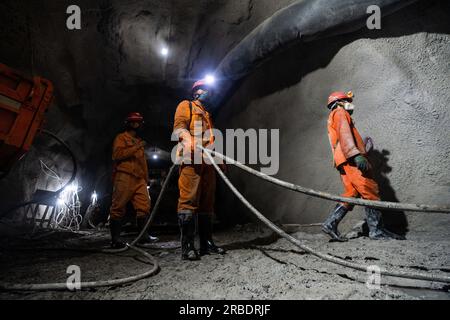 BIJIE, CINA - 5 LUGLIO 2023 - i lavoratori lavorano al progetto minerario e benefico della miniera di piombo e zinco di Zhugongtang nel villaggio di Zinche, Shuitangbao to Foto Stock