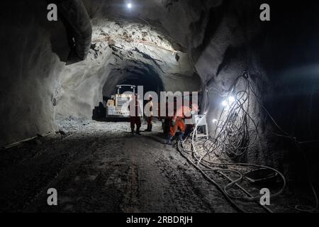 BIJIE, CINA - 5 LUGLIO 2023 - i lavoratori lavorano al progetto minerario e benefico della miniera di piombo e zinco di Zhugongtang nel villaggio di Zinche, Shuitangbao to Foto Stock