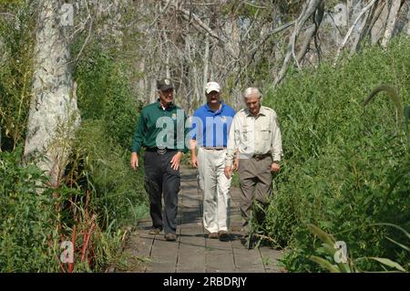 Il segretario Dirk Kempthorne in visita nella zona di New Orleans, Louisiana, dove ha incontrato e visitato il personale del Fish and Wildlife Service Foto Stock