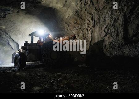 BIJIE, CINA - 5 LUGLIO 2023 - i lavoratori lavorano al progetto minerario e benefico della miniera di piombo e zinco di Zhugongtang nel villaggio di Zinche, Shuitangbao to Foto Stock