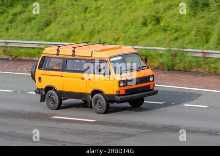 Anni '1988 80 veicolo finestrino Orange VW Volkswagen Syncro Transporter D 4x4 TrailBreaker; viaggia a velocità sostenuta sull'autostrada M6 a Greater Manchester, Regno Unito Foto Stock