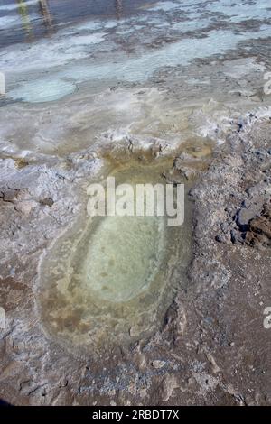 Le pietre sono ricoperte da una crosta di sale sulle rive del salar Baskunchak. Estrazione del sale. Immagine di sfondo ravvicinata Foto Stock