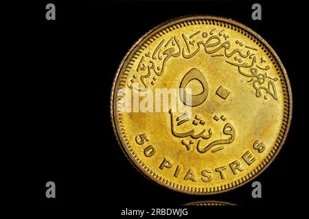 Moneta egiziana 50 piastres con Cleopatra la regina d'Egitto sul dritto. Foto Stock