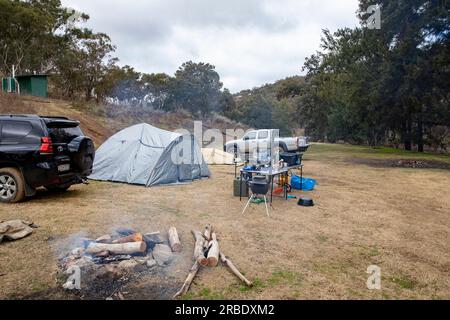 Hill End Bridle Track e Randwick Hole riserva di campeggio accanto al fiume Macquarie, nel New South Wales, Australia, centro-occidentale Foto Stock