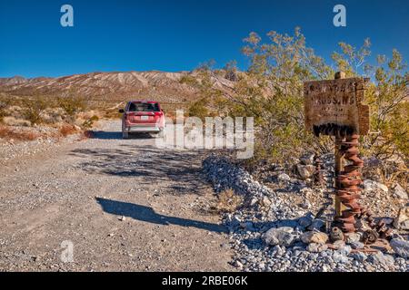 Cartello a Crankshaft Crossing, strada secondaria per Lida, Nevada, fuori Big Pine Road, Last Chance Range, Death Valley National Park, California, USA Foto Stock