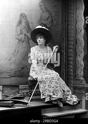 Sarah Bernhardt interpreta Floria Tosca in la Tosca di Sardou (atto 1) 1887 di Felix Nadar Foto Stock