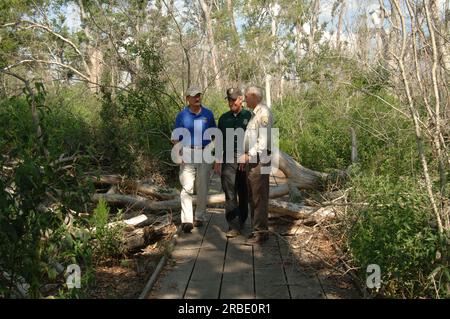 Il segretario Dirk Kempthorne in visita nella zona di New Orleans, Louisiana, dove ha incontrato e visitato il personale del Fish and Wildlife Service Foto Stock