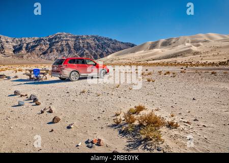 Campeggio a Eureka Dunes nella Eureka Valley, Last Chance Range in lontananza, Death Valley National Park, California, USA Foto Stock