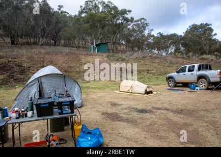 Tende da campeggio australiane e cucina da campeggio a Randwick Hole Reserve sulla pista di Bridle tra Hill End e Bathurst, New South Wales, Australia Foto Stock