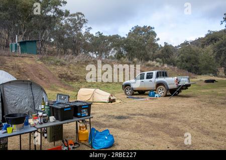 Tende da campeggio australiane e cucina da campeggio a Randwick Hole Reserve sulla pista di Bridle tra Hill End e Bathurst, New South Wales, Australia Foto Stock