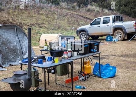 Tende da campeggio australiane e cucina da campeggio a Randwick Hole Reserve sulla pista di Bridle tra Hill End e Bathurst, New South Wales, Australia Foto Stock