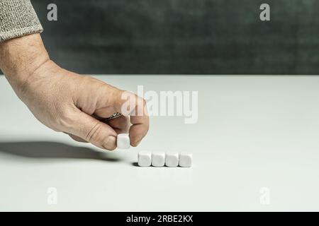 In altri tempi, i dadi con forme non cubiche erano usati quasi esclusivamente da indovini e in altre pratiche occulte Foto Stock