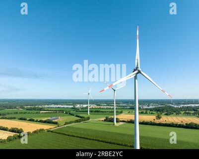 tre turbine eoliche in un paesaggio agricolo visto dall'aria Foto Stock