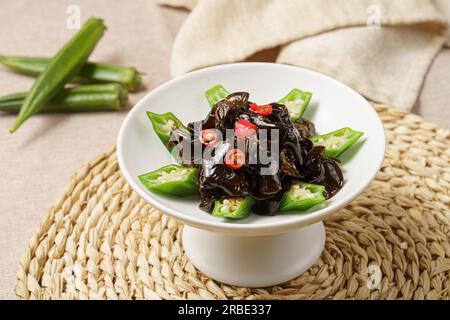 Fungo nero marinato con aceto maturo, isolato su sfondo bianco. Foto Stock