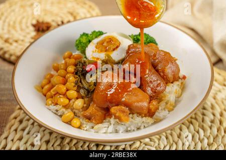 Riso con spareribs di maiale arrosto. Riso con gamba di maiale. Riso con nocche di maiale Thailandia. Zuppa di maiale con riso (Khao Kha Moo) Foto Stock