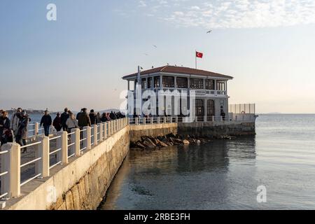 ISTANBUL - 15 GENNAIO: Molo Moda nel quartiere Kadıkoy a Istanbul il 15 gennaio. 2023 in Turchia Foto Stock