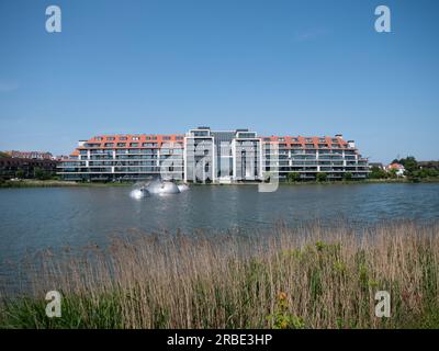 Knokke, Belgio, 28 maggio 2023, riserva alberghiera rinnovata presso il lago Victory di Knokke Foto Stock