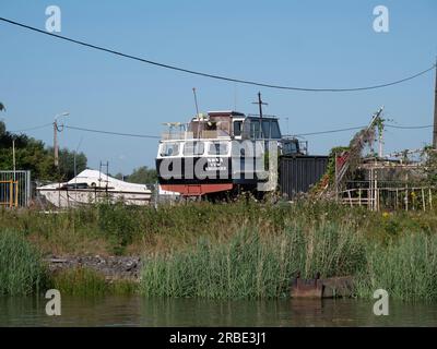 Kruibeke, Belgio, 08 luglio 2023, la barca Nova VVW Kruibeke si trova sulla terraferma lungo il fiume Schelda Foto Stock