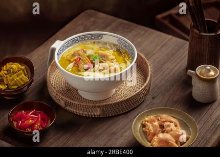 Trotteri di maiale brasati （calzino di maiale，zampe di maiale）tagliatelle con cavolo aspro Foto Stock