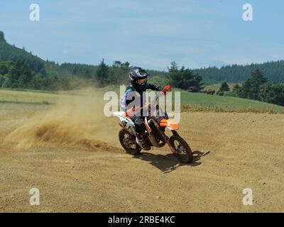 Rhynie Motocross Track, Aberdeenshire, 8 luglio 2023, piloti che partecipano al campionato ADMC 2023 Club in condizioni soleggiate e polverose. © Malcolm G. Foto Stock