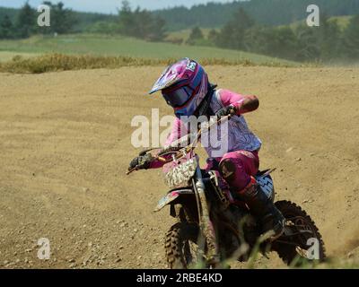 Rhynie Motocross Track, Aberdeenshire, 8 luglio 2023, piloti che partecipano al campionato ADMC 2023 Club in condizioni soleggiate e polverose. © Malcolm G. Foto Stock