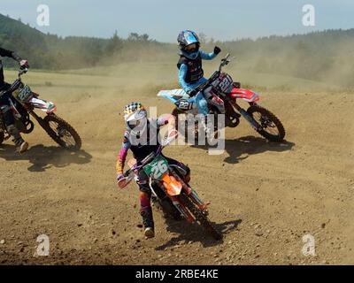 Rhynie Motocross Track, Aberdeenshire, 8 luglio 2023, piloti che partecipano al campionato ADMC 2023 Club in condizioni soleggiate e polverose. © Malcolm G. Foto Stock