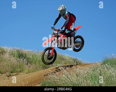 Rhynie Motocross Track, Aberdeenshire, 8 luglio 2023, piloti che partecipano al campionato ADMC 2023 Club in condizioni soleggiate e polverose. © Malcolm G. Foto Stock