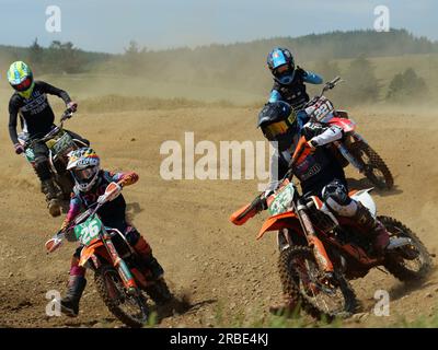 Rhynie Motocross Track, Aberdeenshire, 8 luglio 2023, piloti che partecipano al campionato ADMC 2023 Club in condizioni soleggiate e polverose. © Malcolm G. Foto Stock