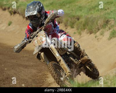 Rhynie Motocross Track, Aberdeenshire, 8 luglio 2023, piloti che partecipano al campionato ADMC 2023 Club in condizioni soleggiate e polverose. © Malcolm G. Foto Stock