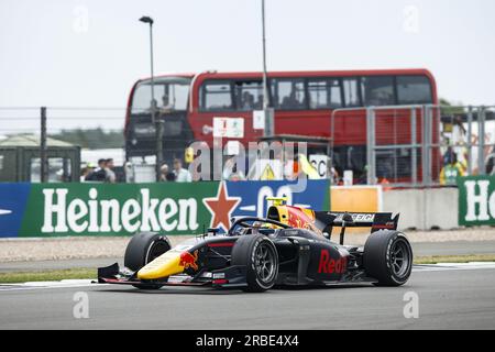 10 HADJAR Isack (fra), HiTech Grand Prix, Dallara F2, azione durante l'ottavo round del Campionato FIA di Formula 2 2023 dal 7 al 9 luglio 2023 sul circuito di Silverstone, nel Regno Unito Foto Stock