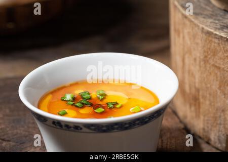 Cibo cinese, uova al vapore con salsa di soia Foto Stock