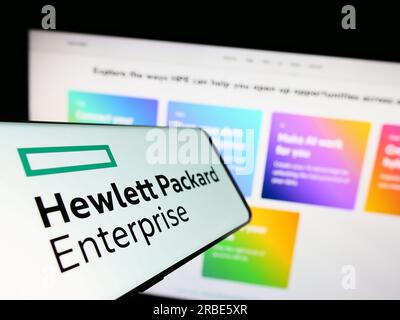 Telefono cellulare con logo Hewlett Packard Enterprise Company (HPE) sullo schermo davanti al sito Web aziendale. Concentrarsi sul centro del display del telefono. Foto Stock