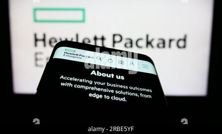 Smartphone con il sito Web di Hewlett Packard Enterprise Company (HPE) sullo schermo davanti al logo aziendale. Mettere a fuoco in alto a sinistra sul display del telefono. Foto Stock