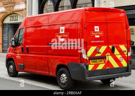 Londra, Inghilterra, Regno Unito - 27 giugno 2023: Furgone per consegne Royal mail parcheggiato in una strada nel centro di Londra. Foto Stock