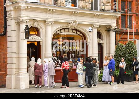 Londra, Inghilterra, Regno Unito - 27 giugno 2023: Persone in coda all'esterno del negozio di borse Goyard Paris di lusso a Mayfair, nel centro di Londra. Foto Stock