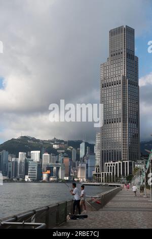 Fotografia verticale dell'edificio K11 Musea, da 'Avenue of the Stars', Tsim Sha Tsui, Kowloon, Hong Kong, Cina Foto Stock