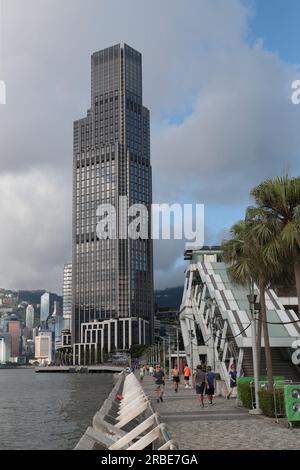 Fotografia verticale dell'edificio K11 Musea, da 'Avenue of the Stars', Tsim Sha Tsui, Kowloon, Hong Kong, Cina Foto Stock