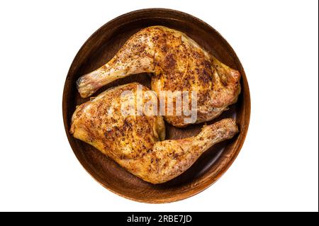 Zampe di pollo grigliate al barbecue in un piatto di legno con erbe aromatiche. Isolamento di alta qualità, sfondo bianco. Foto Stock