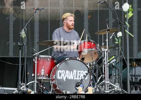 Glasgow, Regno Unito. 9 luglio 2023. Il gruppo rock CRAWLERS ha aperto il terzo e ultimo giorno del festival musicale TRNSMT, Glasgow Green Glasgow, Scozia, Regno Unito. I CRAWLERS sono un gruppo rock britannico formatosi a Liverpool nel 2018. La loro canzone "come Over" è diventata virale su TikTok alla fine del 2021. Da allora, la band ha avuto molto successo, girando il mondo e creando una base di fan in crescita. Crediti: Findlay/Alamy Live News Foto Stock