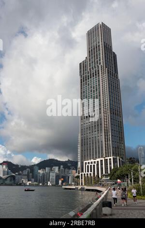Fotografia verticale dell'edificio K11 Musea, da 'Avenue of the Stars', Tsim Sha Tsui, Kowloon, Hong Kong, Cina Foto Stock