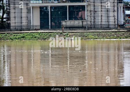 Srinagar, India. 9 luglio 2023. Le truppe paramilitari sono in allerta mentre il fiume Jehlum viene visto scorrere oltre il segno di allarme delle inondazioni a seguito di incessanti piogge a Srinagar. Lo Jhelum stava scorrendo oltre il punto di allarme delle inondazioni nel sud del Kashmir e Srinagar in mezzo al clima nuvoloso e alla possibilità di ulteriori piogge nelle successive 24 ore. Credito: SOPA Images Limited/Alamy Live News Foto Stock