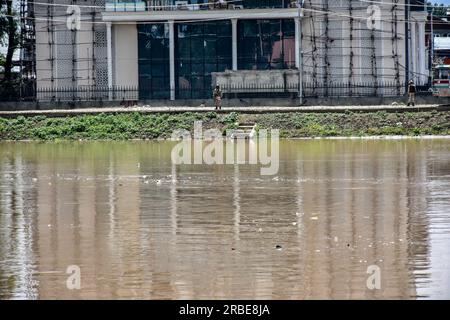 Srinagar, India. 9 luglio 2023. Le truppe paramilitari sono in allerta mentre il fiume Jehlum viene visto scorrere oltre il segno di allarme delle inondazioni a seguito di incessanti piogge a Srinagar. Lo Jhelum stava scorrendo oltre il punto di allarme delle inondazioni nel sud del Kashmir e Srinagar in mezzo al clima nuvoloso e alla possibilità di ulteriori piogge nelle successive 24 ore. (Foto di Saqib Majeed/SOPA Images/Sipa USA) credito: SIPA USA/Alamy Live News Foto Stock