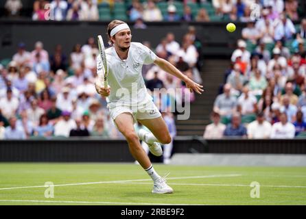Alexander Bublik in azione contro Andrey Rublev (non nella foto) il settimo giorno dei Campionati di Wimbledon 2023 all'All England Lawn Tennis and Croquet Club di Wimbledon. Data foto: Domenica 9 luglio 2023. Foto Stock