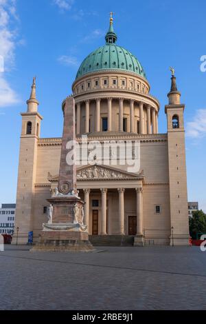 Chiesa di San Nicola (St. Nikolaikirche) nella città di Potsdam, Germania, Chiesa evangelica in stile classico del XIX secolo, vista dal Vecchio Foto Stock