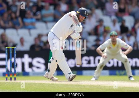 L'inglese Ben Stokes viene colpito con la palla durante il quarto giorno del terzo test match della LV= Insurance Ashes Series a Headingley, Leeds. Data foto: Domenica 9 luglio 2023. Foto Stock