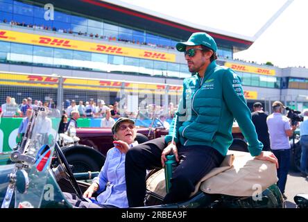 Fernando Alonso di Aston Martin durante la sfilata dei piloti davanti al Gran Premio di Gran Bretagna 2023 a Silverstone, Towcester. Data foto: Domenica 9 luglio 2023. Foto Stock