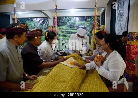 Bogor, Giava Occidentale, Indonesia. 9 luglio 2023. Un adolescente balinese segue la processione di taglio dei denti localmente conosciuta come Mepandes al tempio di Pasraman giri Kusuma. La processione di taglio dei denti, alla quale hanno partecipato 70 adolescenti indù, mira a bilanciare la vita eliminando sei vizi negli esseri umani e come simbolo di entrare nell'età adulta. (Immagine di credito: © Adriana Adie/ZUMA Press Wire) SOLO USO EDITORIALE! Non per USO commerciale! Foto Stock