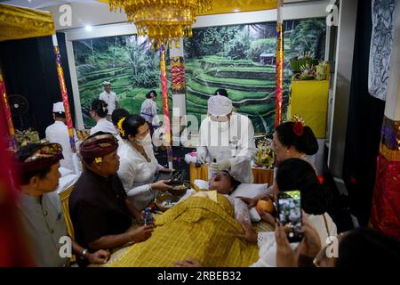 Bogor, Giava Occidentale, Indonesia. 9 luglio 2023. Un adolescente balinese segue la processione di taglio dei denti localmente conosciuta come Mepandes al tempio di Pasraman giri Kusuma. La processione di taglio dei denti, alla quale hanno partecipato 70 adolescenti indù, mira a bilanciare la vita eliminando sei vizi negli esseri umani e come simbolo di entrare nell'età adulta. (Immagine di credito: © Adriana Adie/ZUMA Press Wire) SOLO USO EDITORIALE! Non per USO commerciale! Foto Stock